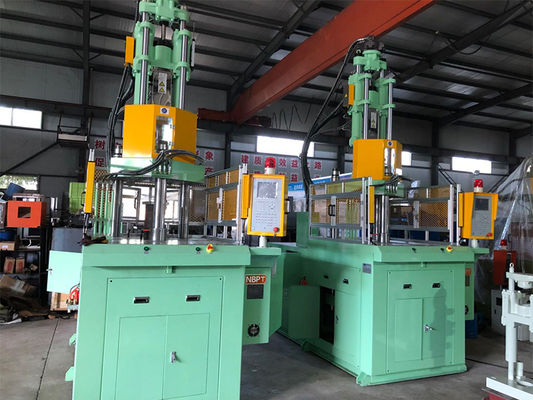 Verticale volledig automatische hang-tag injectie gietmachine apparatuur met plastic slot