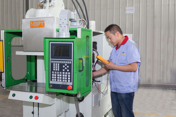 Verticale standaard spuitgietmachine voor elektrische stopcontact