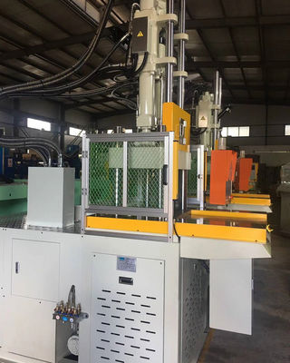 Hoge efficiëntie 45 ton enkel glijden shuttle tafel verticale spuitgietmachine