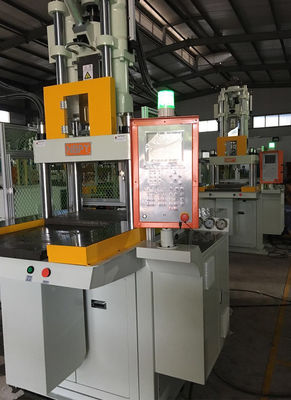 Verticale volledig automatische hang-tag injectie gietmachine apparatuur met plastic slot