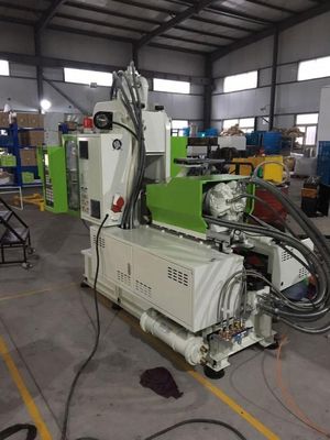 Hoog efficiënte C VERTICAL Verticale Plastic Injection Molding Machine