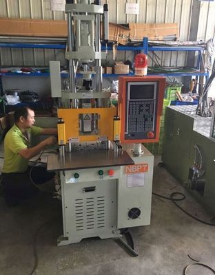 Verticale 15t micro verticale injectievormmachine voor kunststof