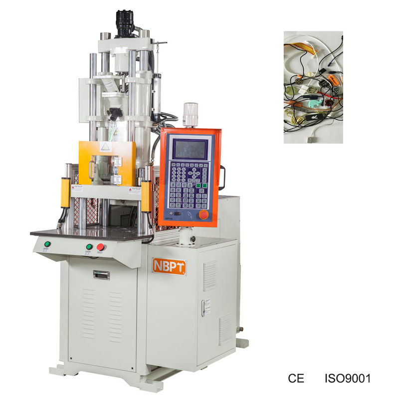 Verticale volledig automatische hang-tag injectie gietmachine apparatuur met plastic slot